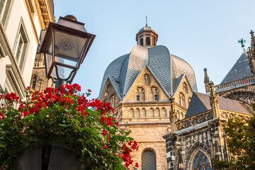 dom zu Aachen in besonderer Perspektive zum Sonnenaufgang