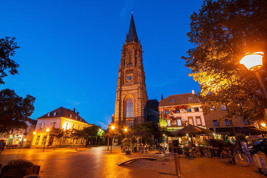 Dom in schwalmtal, beleuchtet in der blauen Stunde