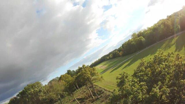 Drone &agrave; travers les arbres