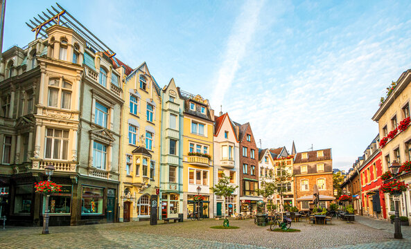 Platz am Spitzg&auml;sschen in Aachen, neben dem Aachener Dom