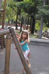 criança brincando no parque