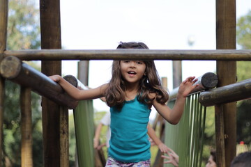 criança brincando no parque