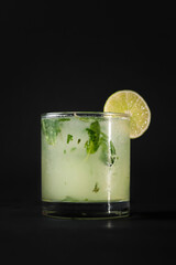 Mojito en fondo negro