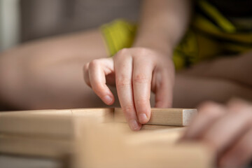 child playing djenga