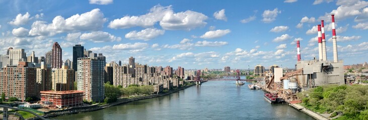 Fototapeta premium Driving over Manhattan bridge in New York