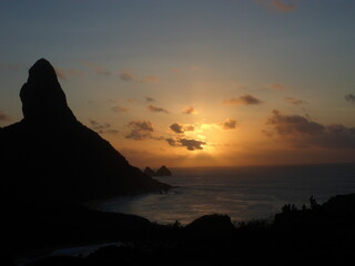 Fernando de Noronha praia e morro dois irmãos