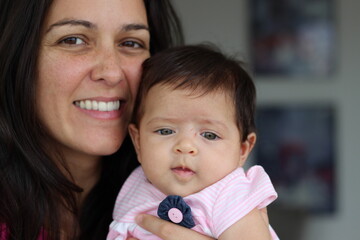 Mãe e filha se olhando