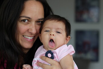 Mãe e filha se olhando