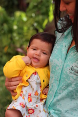 Mãe e filha se olhando