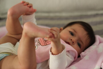 bebê bricando com os próprios pés
