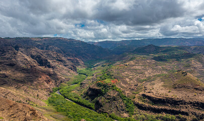 Waimea canyon à Hawaii, chaine de montagnes à roches rouges