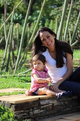 Fototapeta premium Mãe e filha se olhando