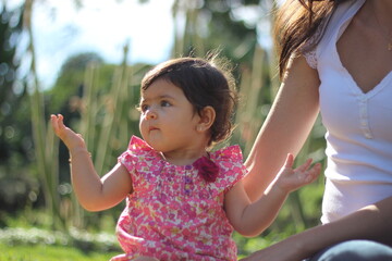 Mãe e filha se olhando
