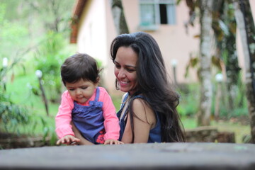 Mãe e filha se olhando