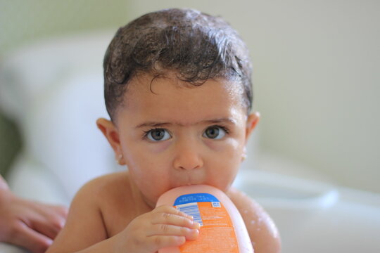 crian&ccedil;a ensaboada tomando banho