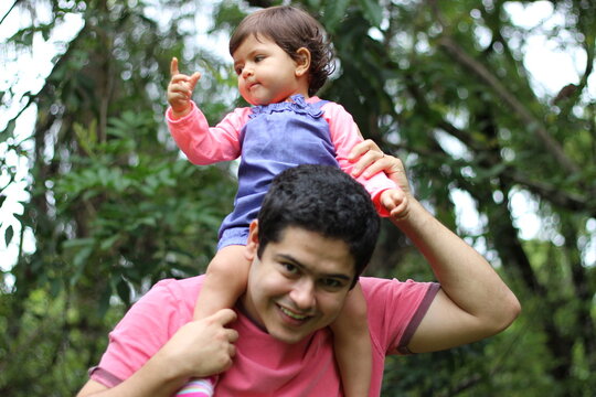 Pai fazendo cavalinho com a filha