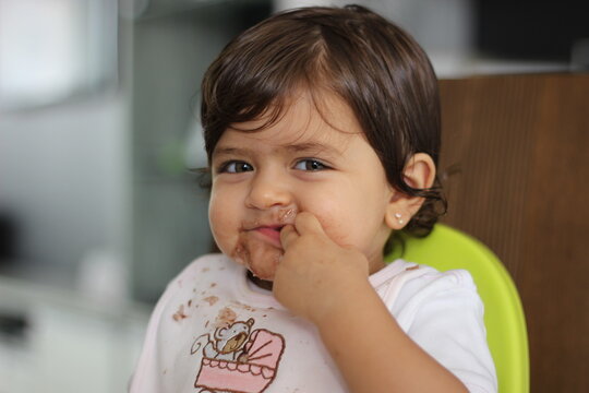crian&ccedil;a comendo