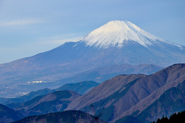 朝の丹沢山地より望む富士山　丹沢　二ノ塔より富士山、右が伊勢沢ノ頭