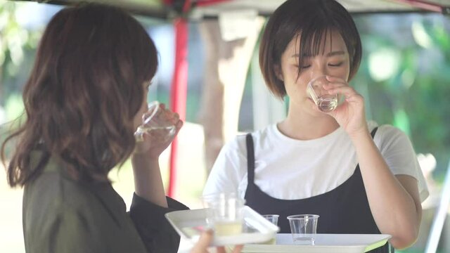 日本酒の試飲をする女性