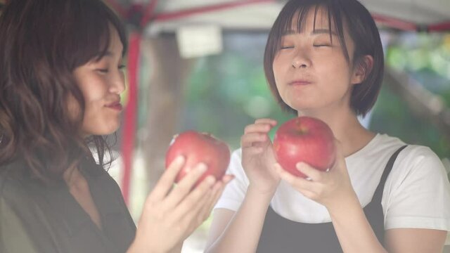リンゴを丸かじりする女性