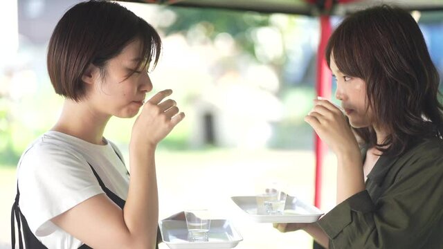 	日本酒の試飲をする女性