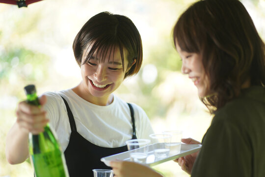 日本酒の試飲をする女性
