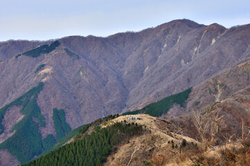 丹沢山地の三ノ塔山頂より望む塔ノ岳　丹沢　三ノ塔山頂より左から花立、塔ノ岳、手前が烏尾山
