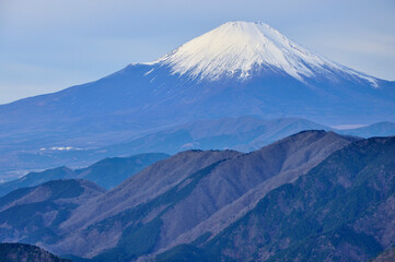 Fototapeta na wymiar 富士山と丹沢山地　表尾根の三ノ塔より眺める　丹沢　三ノ塔山頂より富士山、その手前が伊勢沢ノ頭