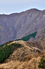 丹沢山地の三ノ塔山頂より望む塔ノ岳と烏尾山　丹沢　三ノ塔より塔ノ岳、手前が烏尾山