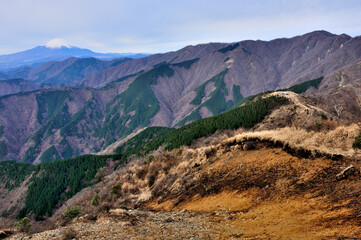 富士山と丹沢山地　表尾根の三ノ塔より眺める　丹沢,三ノ塔山頂より富士山、その手前から右へ、伊勢沢ノ頭、檜岳、雨山、鍋割山、小丸、花立、塔ノ岳、手前右が烏尾山