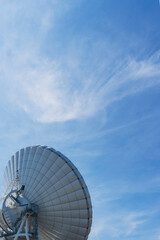 空のコピースペースとパラボラアンテナ／【美笹深宇宙探査用地上局】日本長野県佐久市