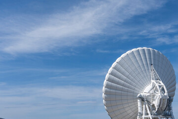 青空のコピースペースとパラボラアンテナ／【美笹深宇宙探査用地上局】日本長野県佐久市