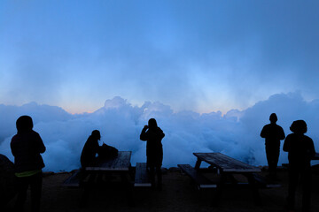 Fototapeta na wymiar 燕山荘展望台から雲に覆われた風景を眺める人々