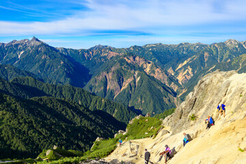 Naklejka premium 燕岳山頂付近の登山道を下山する人々