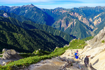 燕岳山頂付近の登山道を下山する人々