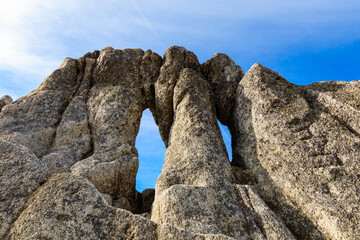 燕岳のめがね岩