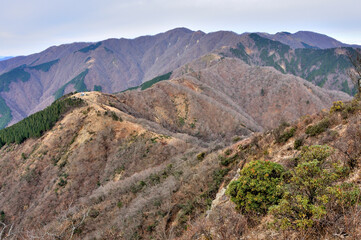 丹沢山地の表尾根　三ノ塔より眺める塔ノ岳と丹沢山　丹沢　三ノ塔より左から鍋割山、小丸、花立、塔ノ岳、木ノ又大日、新大日、日高、竜ヶ馬場、丹沢山、手前左が烏尾山、その右上が行者岳（行者ヶ岳）