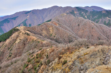 丹沢山地の表尾根　三ノ塔より眺める塔ノ岳と丹沢山　丹沢　三ノ塔より左から鍋割山、小丸、花立、塔ノ岳、木ノ又大日、新大日、日高、竜ヶ馬場、丹沢山、手前左が烏尾山、その右上が行者岳（行者ヶ岳）