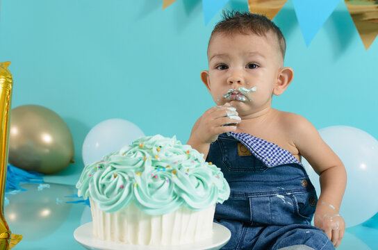 Baby in photo session for his birthday. Smash cake session.