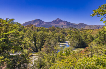 青空の下の中瀬沼と磐梯山