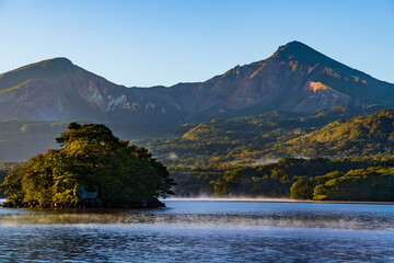 朝日に照らされた福島県の磐梯山と桧原湖