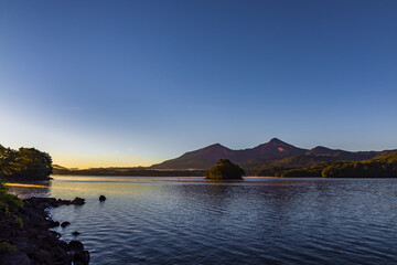朝日に照らされた福島県の磐梯山と桧原湖