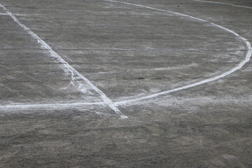 校庭に引かれた白線