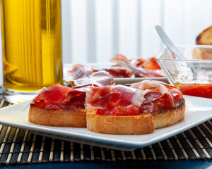  Desayuno,Pan con tomate y jamón serrano, desayuno español. Breakfast, bread with tomato and...