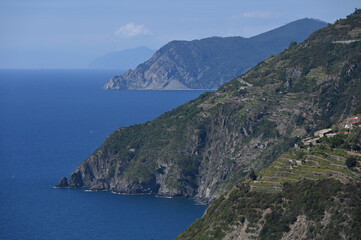 La costa frastagliata delle 5 Terre a strapiombo sul mar Ligure