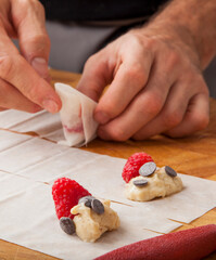 Obraz na płótnie Canvas Manos confeccionando un postre dulce. Hands making a sweet dessert.