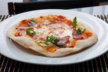 close up view of italian ham and cheese pizza. Pizza de jamón y queso