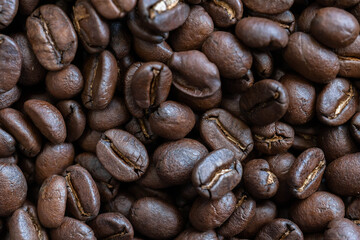 Fototapeta premium close up dark roast coffee beans roasted coffee beans background texture