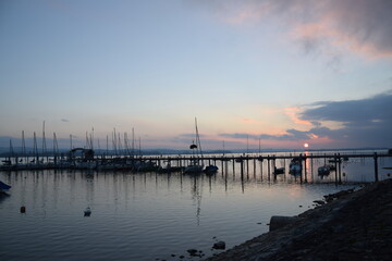 Fototapeta na wymiar Der Sonnenaufgang in Iznang am Hafen 