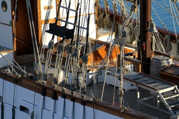 d&eacute;tail d'accastillage sur un vieux bateau en bois